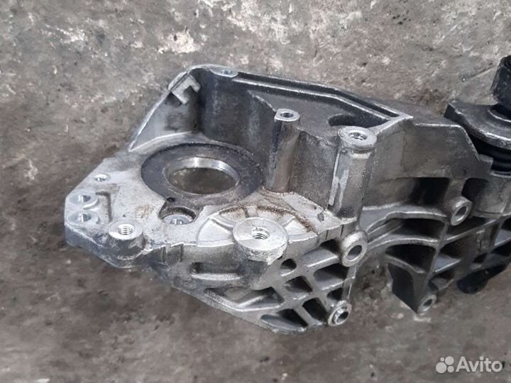 Кронштейн двигателя VW Passat B7 2.0 TDI