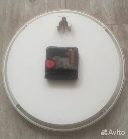 Часы на стену с плавающей стрелкой