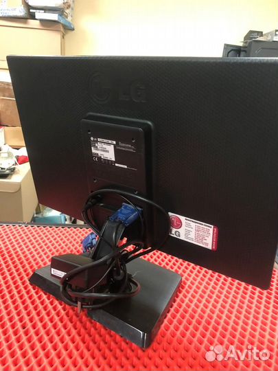 Монитор LG 18.5