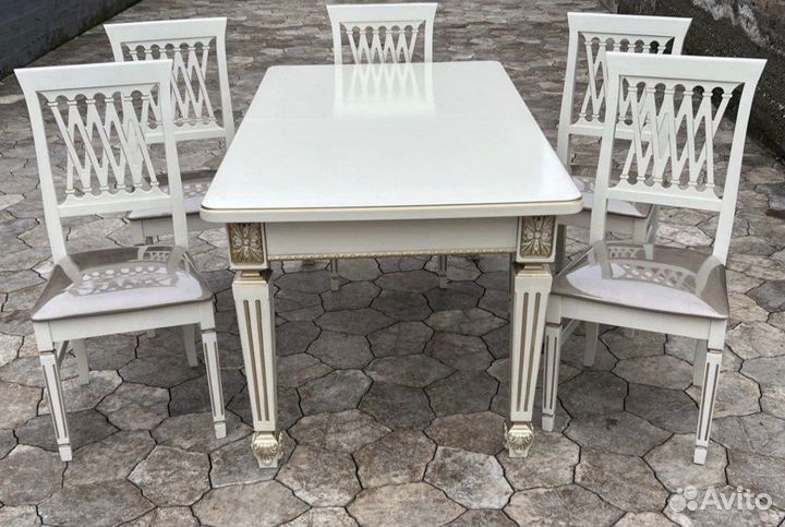 Стол и стулья