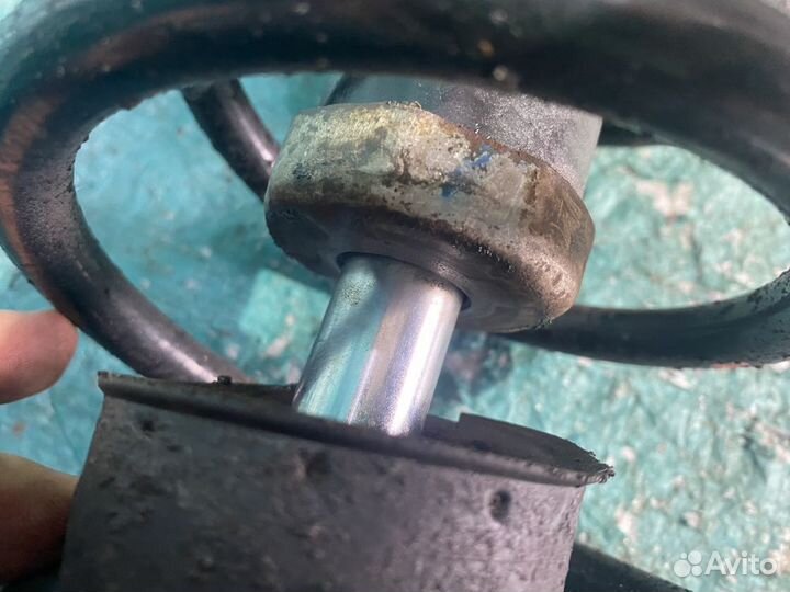 Амортизатор передний правый Mazda CX-7 I