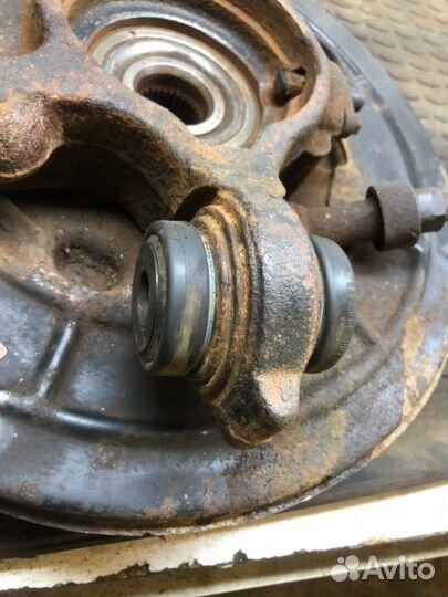 Кулак задний левый Land Rover Discovery 3