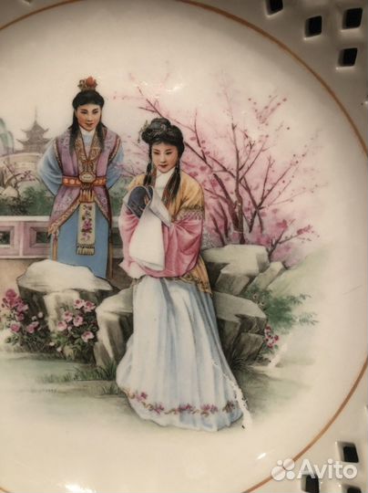 Красивая антикварная тарелка, сухарница