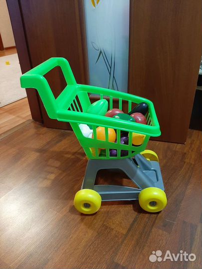 Тележка с фруктами