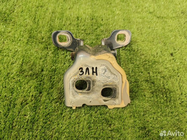 Петля задней левой двери нижняя Renault duster 1