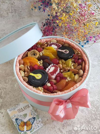 Подарочный набор из орехов и сухофруктов