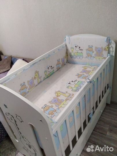 Детская кроватка с маятником и ящиком