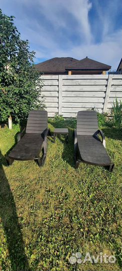 Шезлонг лежак пластиковый