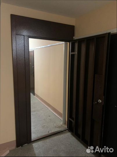 Дверь металлическая на этаж, в секцию