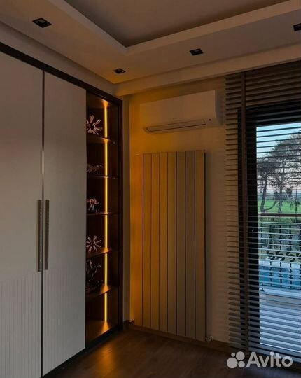 Шкаф распашной со стекляными дверцами