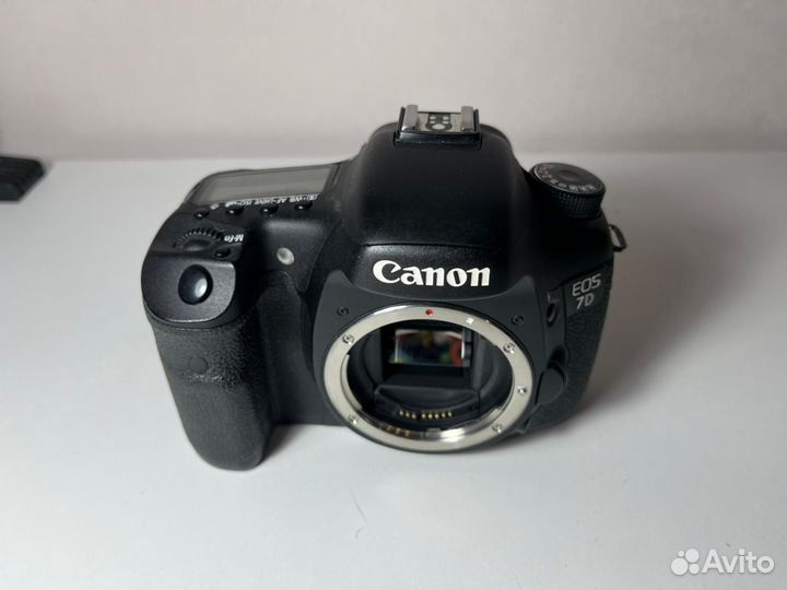 Зеркальный профессиональный аппарат Canon 7D