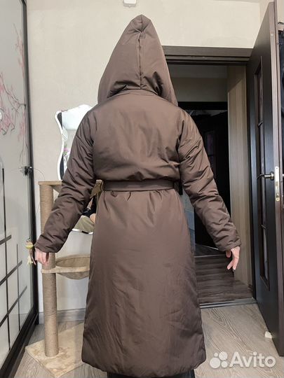 Зимний пуховик с капюшоном