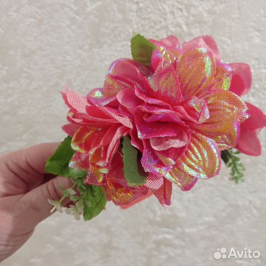 Ободок с розовыми цветами