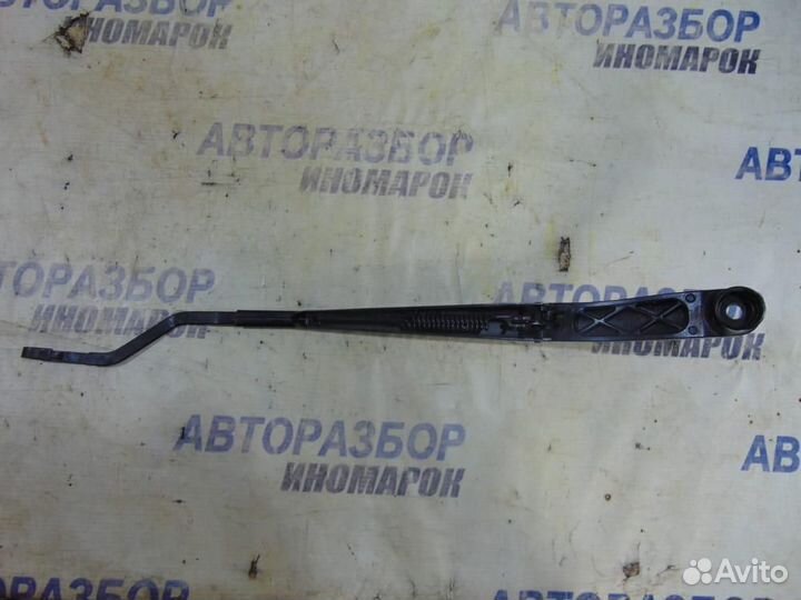 Держатель щетки стеклоочистителя передний левый