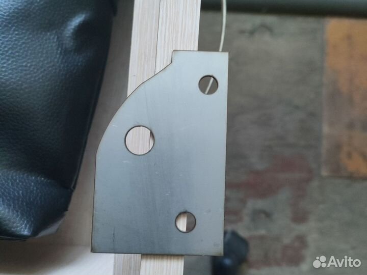 Кронштейн активатора лючка бензобака лада веста