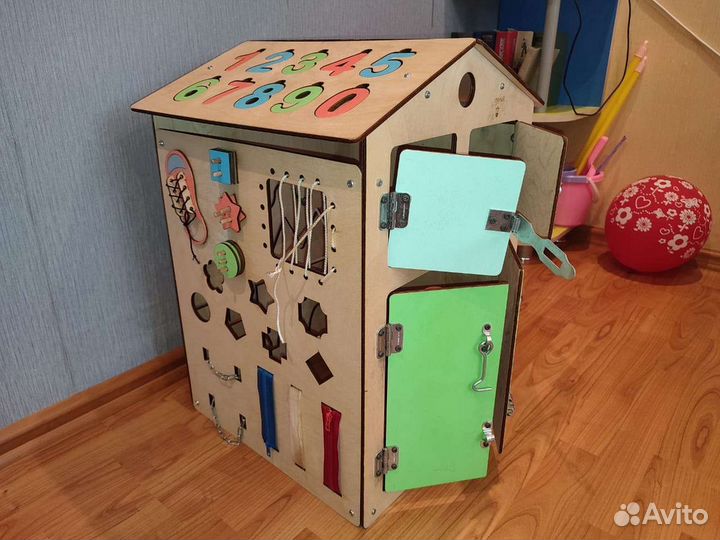 Бизиборд домик