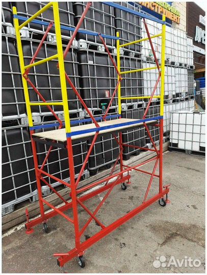 Вышка тура с винтами и колёсами