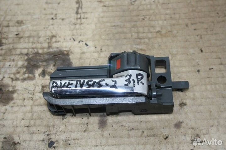 Ручка двери задней внутренняя правая toyota avensi
