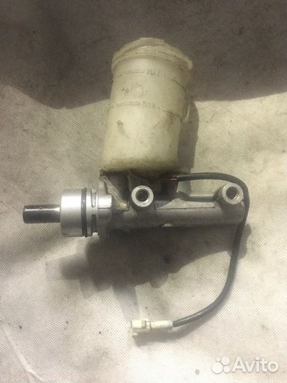 Главный тормозной цилиндр Suzuki Jimny JA11V 1984