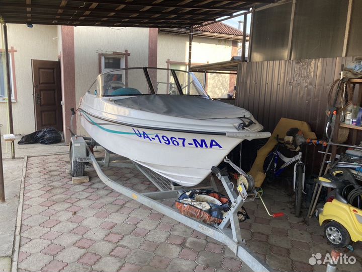 Катер с мотором и прицепом