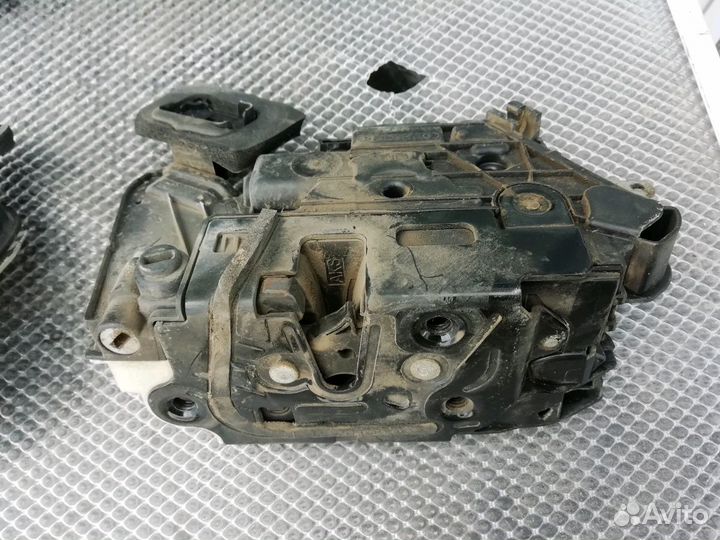 Замок дверной передний задний Volkswagen Polo Seda