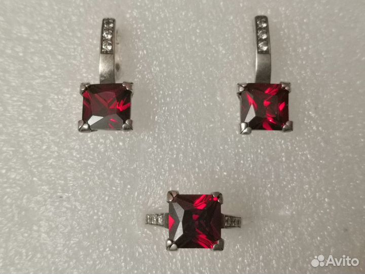 Серебренный комплект кольцо серьги с гранатами
