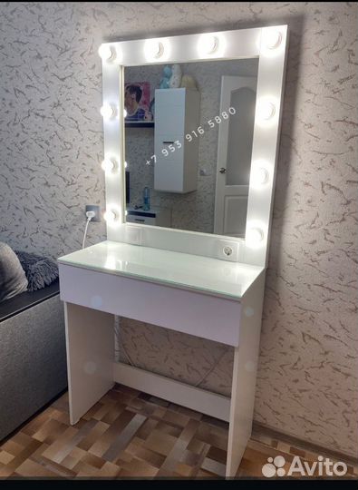 Туалетный столик с зеркалом