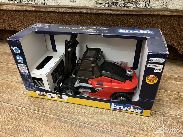 Погрузчик Bruder Linde HT160 с 3 паллетами