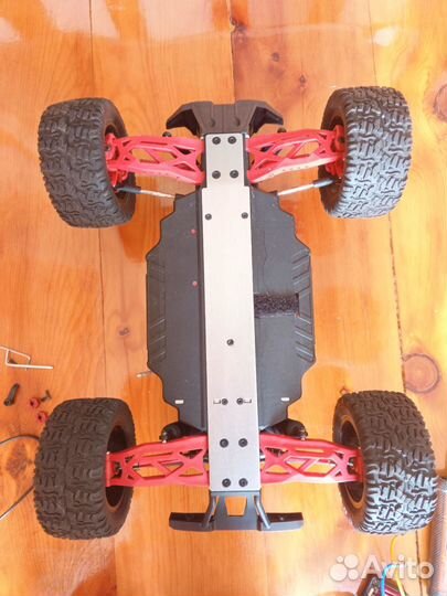 Машина на радиоуправлении 1/10