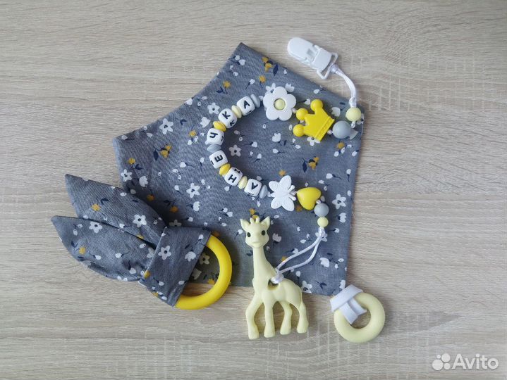 Нагрудники, погремушки