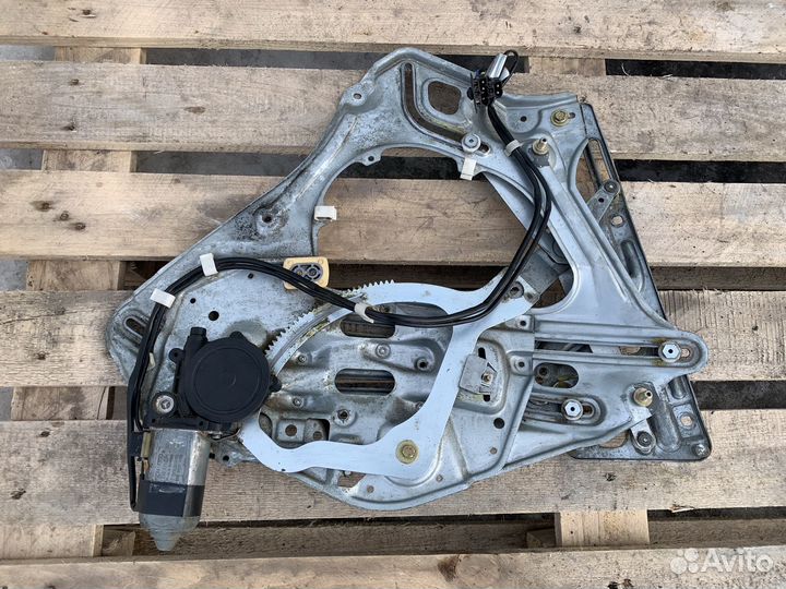 Стеклоподъемник задний левый BMW E31 840Ci 850Ci