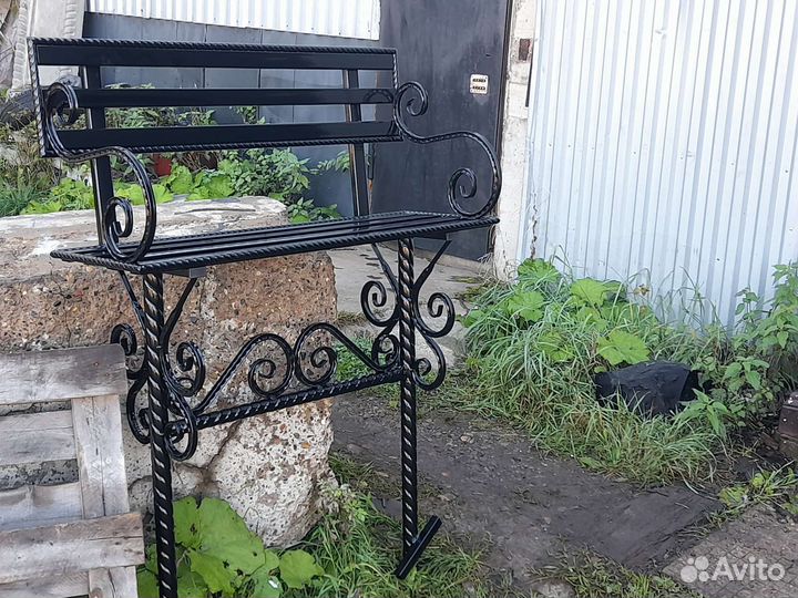 Столы и лавочки на кладбище