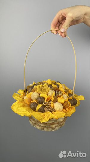 Букет из орехов