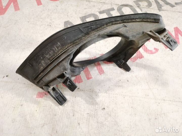 Накладка противотуманной фары правая Toyota