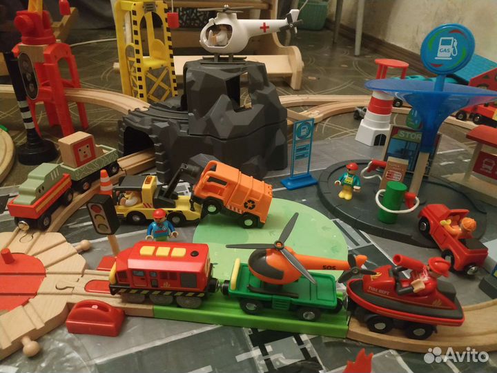 Деревянная железная дорога. Электропоезд