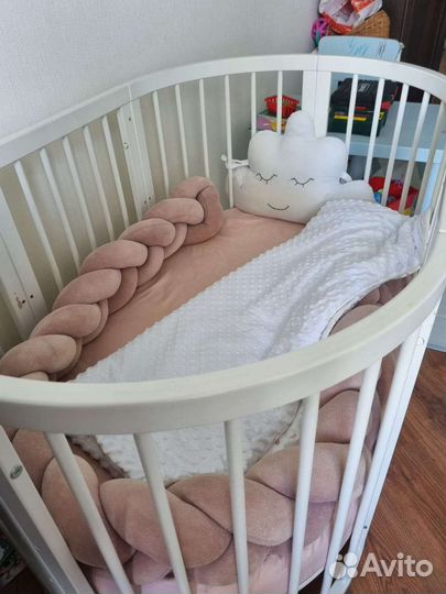 Детская кроватка с маятником