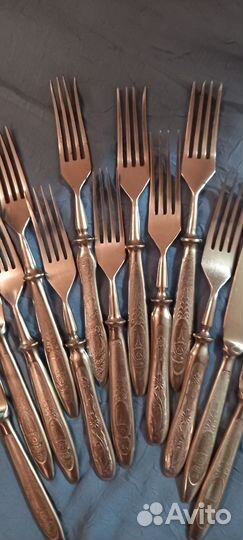 Винтажные столовые приборы: 9 вилок и 4 ножа