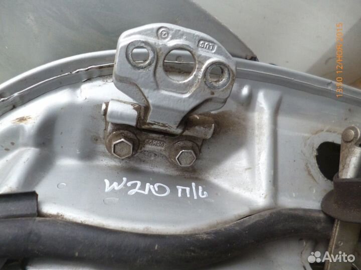 Петля двери верхняя Мерседес Е-класс W210