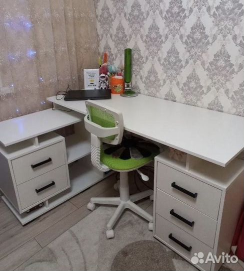 Угловой письменный стол с полками