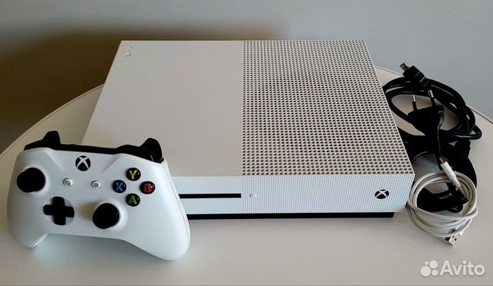 Xbox One S 500Gb как Новая +6 игр +джойстик