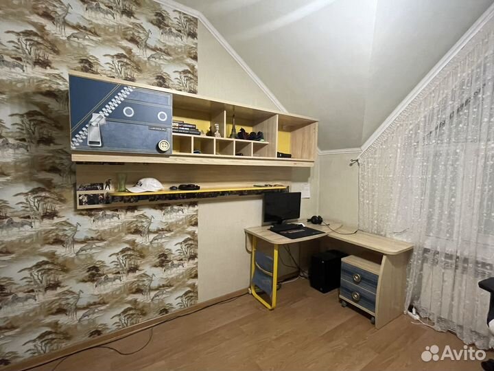 Письменный стол, кровать, тумба, навесная полка