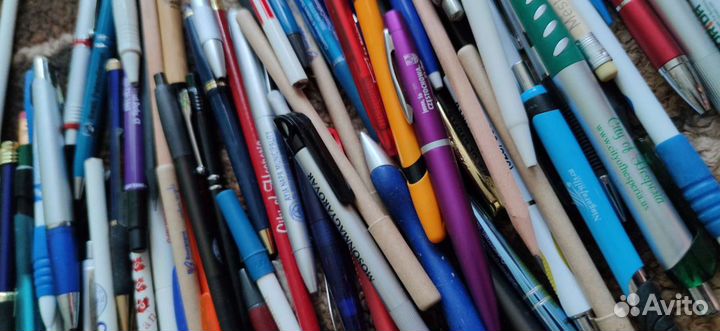 Ручки, карандаши новые с лого цена за все 85 штук