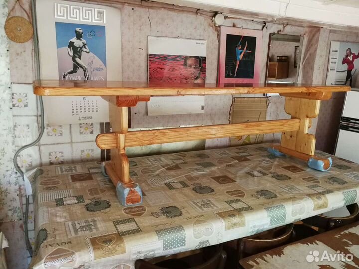 Деревянный стол с двумя лавками