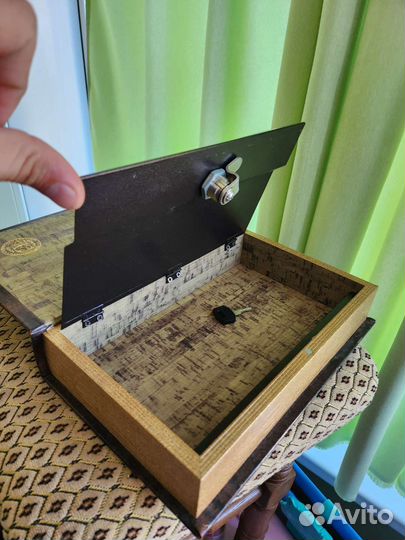 Шкатулка в виде книги под ключ