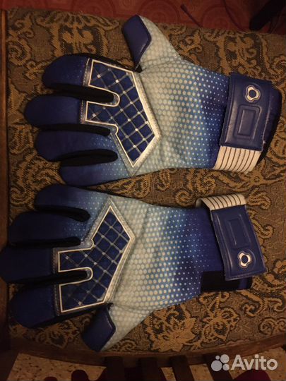 Вратарские перчатки