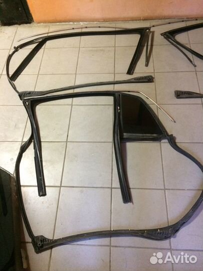 Молдинг направляющая стекла двери Фаэтон Phaeton