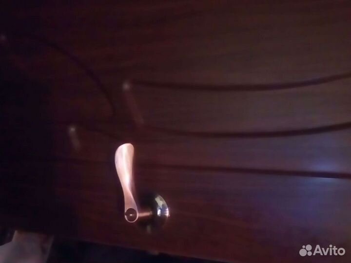 Дверь с ручной бу