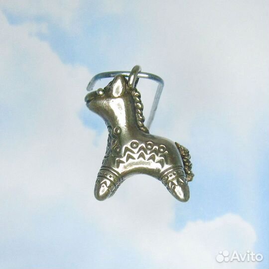 Кулон Коник