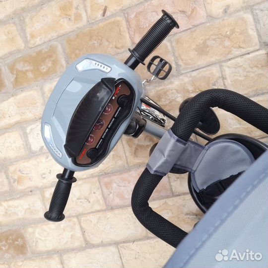 Трехколесный велосипед с ручкой