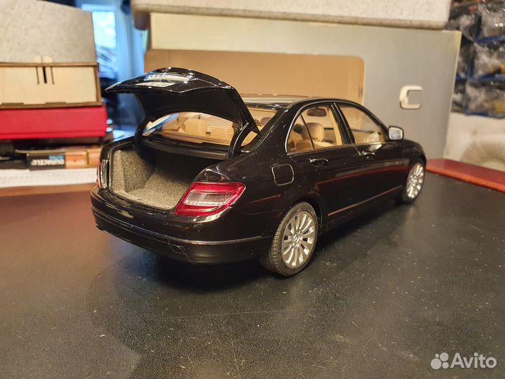 1:18 Autoart Mercedes C-klasse W204 Black Dealer
